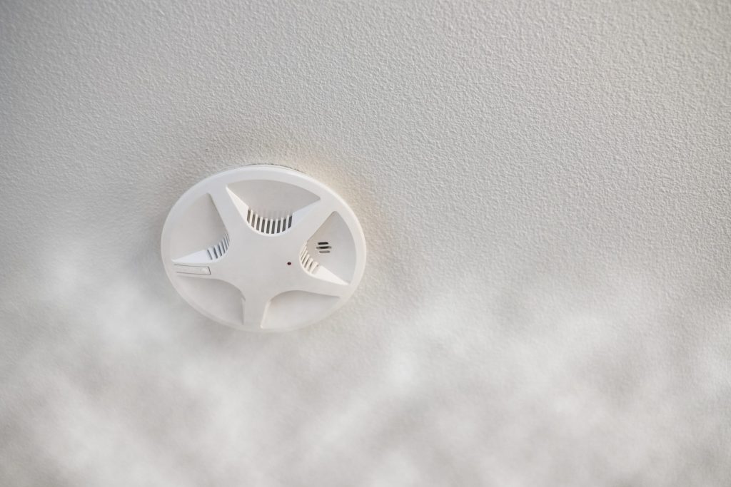 Install fire alarm signal protection on ceiling with smoke effect